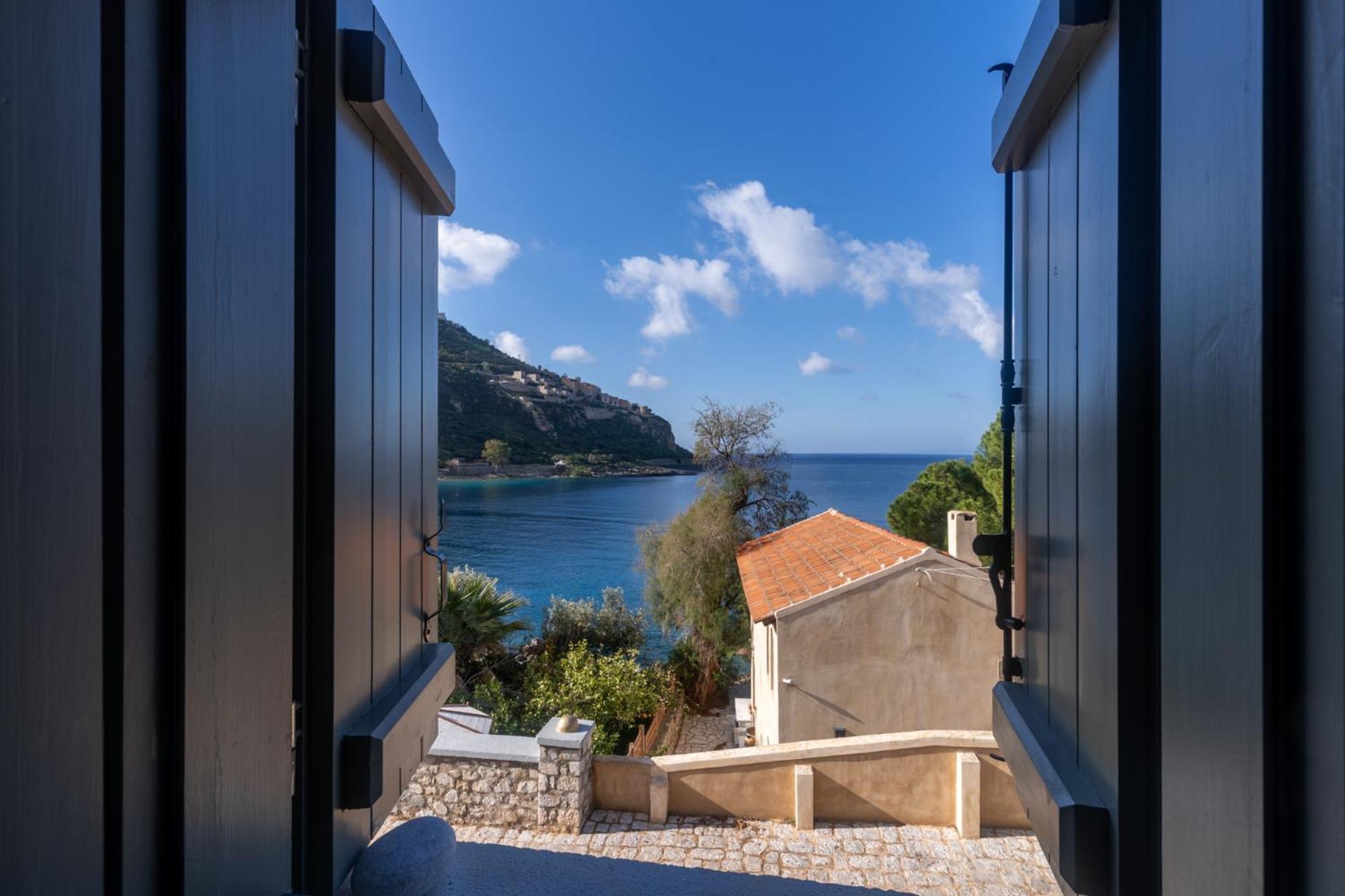 Vina'S Stone House Villa Limeni Exterior photo