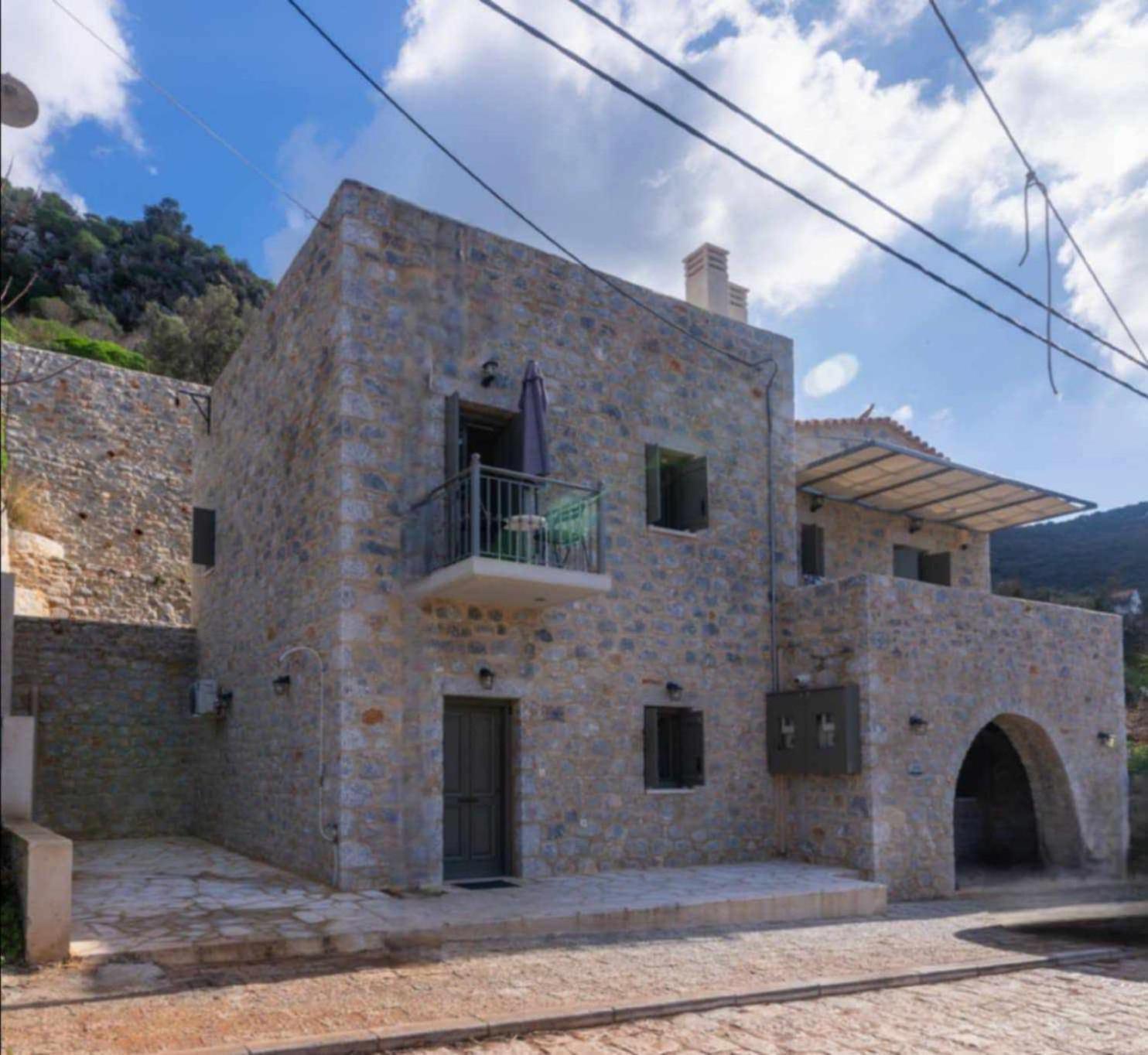 Vina'S Stone House Villa Limeni Exterior photo